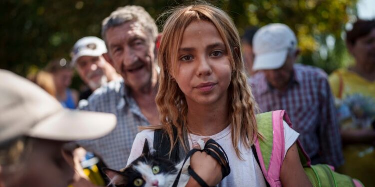 En Fotos: Civiles ucranianos evacuan la zona de Pokrovsk ante avance de las tropas rusas