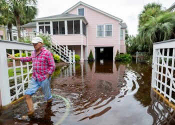 Tornados generados por la tormenta tropical Debby causan devastación