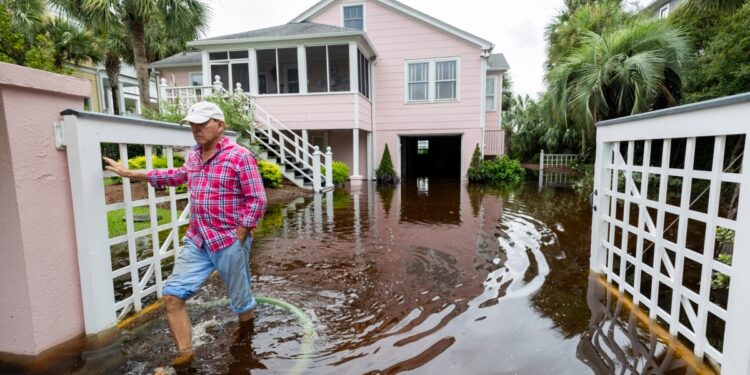 Tornados generados por la tormenta tropical Debby causan devastación
