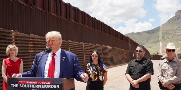 El expresidente Donald Trump visitó Arizona y hace de la inmigración su emblema de campaña