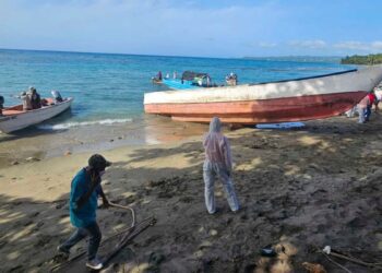 Dominicana: hallan otras dos osamentas y porciones de presunta droga en embarcación a la deriva