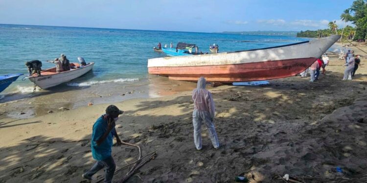 Dominicana: hallan otras dos osamentas y porciones de presunta droga en embarcación a la deriva