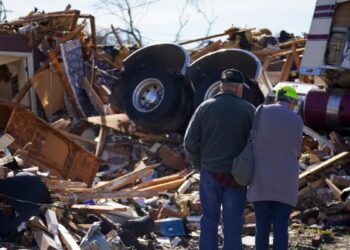 Tornados, lluvias intensas y crecida de ríos deja el paso de la depresión tropical Debby por el Este estadounidense.