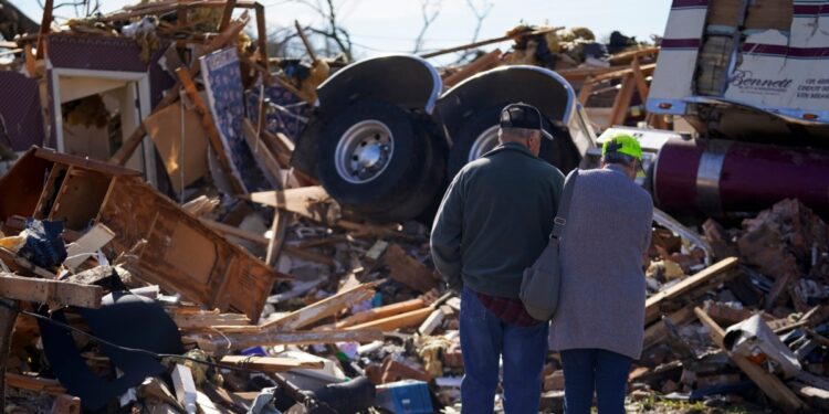 Tornados, lluvias intensas y crecida de ríos deja el paso de la depresión tropical Debby por el Este estadounidense.