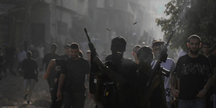 Gaza se despierta con disparos mientras los mediadores siguen presionando por un acuerdo de alto el fuego