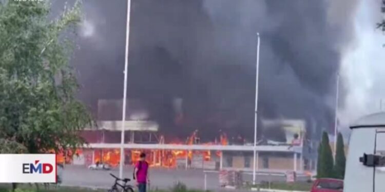 Ucrania bombardea centro comercial en Donetsk, ciudad controlada por Rusia