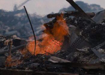 Varias casas ardieron el lunes cuando un incendio forestal de rápido avance quemó una comunidad en la ladera de una colina de California.