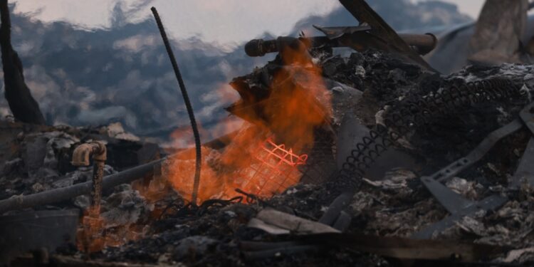 Varias casas ardieron el lunes cuando un incendio forestal de rápido avance quemó una comunidad en la ladera de una colina de California.