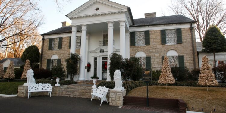 Acusan a mujer por intento de estafa para venta de Graceland, la mansión que perteneció a Elvis Presley