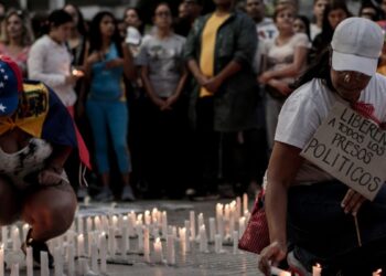 En Fotos | Entre velas y rosarios, venezolanos piden por la liberación de los presos políticos