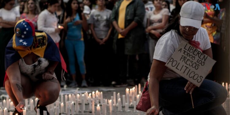 En Fotos | Entre velas y rosarios, venezolanos piden por la liberación de los presos políticos