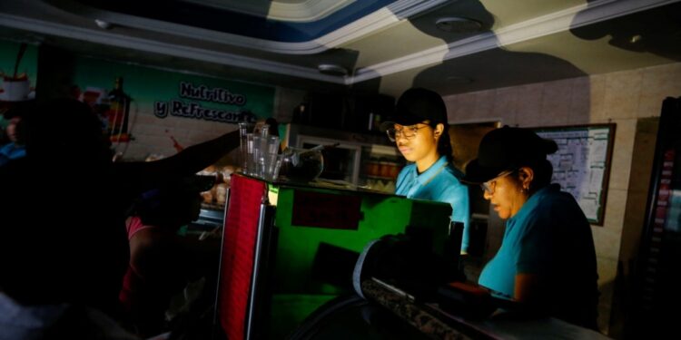 En Fotos | Venezolanos amanecen sin energía tras falla en el sistema de suministro