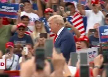 Trump y Vance amplían sus críticas a la política migratoria de Harris