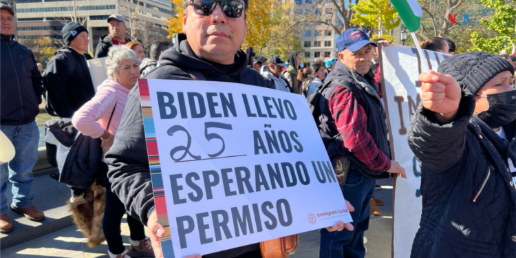 El Gobierno del presidente Biden lanzó un programa que beneficia a inmigrantes irregulares.