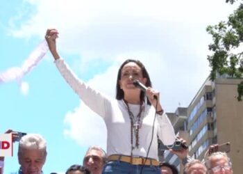 A un mes de la elección, gobierno cambia ministros y oposición denuncia acoso