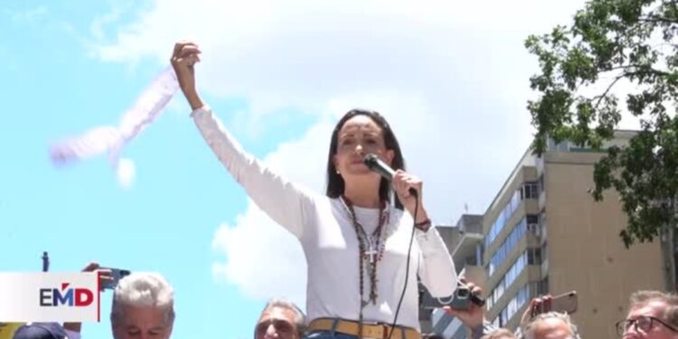 A un mes de la elección, gobierno cambia ministros y oposición denuncia acoso