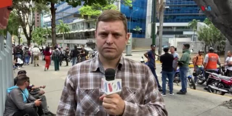 A un mes de las elecciones presidenciales, venezolanos se preparan para marchar