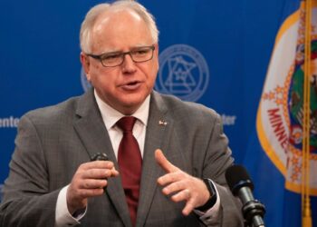 Kamala Harris elige al gobernador de Minnesota, Tim Walz, como compañero de fórmula