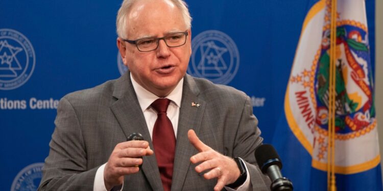 Kamala Harris elige al gobernador de Minnesota, Tim Walz, como compañero de fórmula