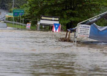 En Fotos | Ernesto se aleja de Puerto Rico convertido en huracán categoría 1