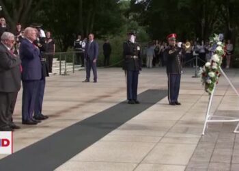 Acusan a colaboradores de Trump de provocar incidente en Cementerio de Arlington