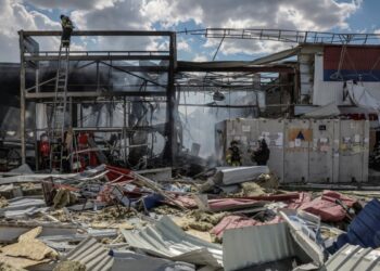 Unos 10 muertos y cerca de 35 heridos en ataque ruso a un centro comercial en Ucrania