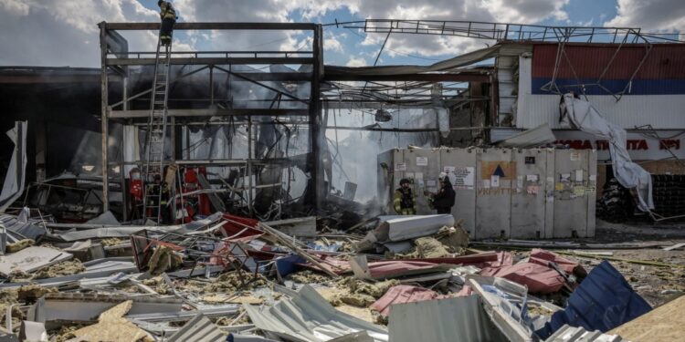 Unos 10 muertos y cerca de 35 heridos en ataque ruso a un centro comercial en Ucrania