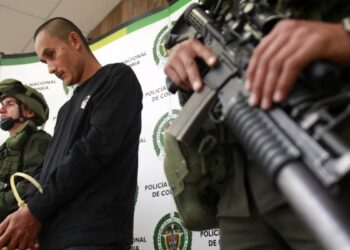 Un juez en Texas respondió la demanda de 16 estados del programa que otorgaría estatus legal a inmigrantes casados con estadounidenses.