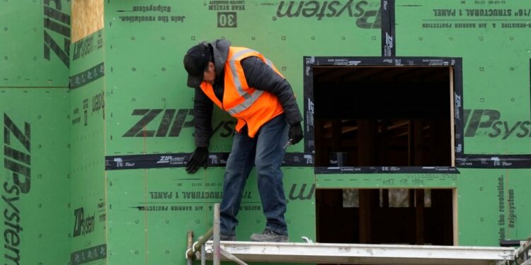 Bajan solicitudes semanales de beneficios por desempleo en EEUU