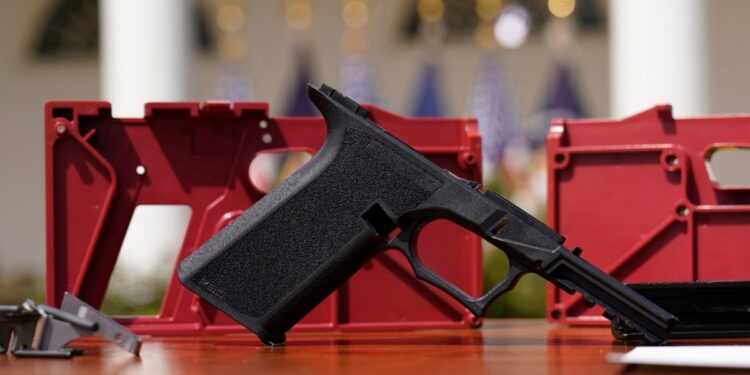 Tribunal confirma prohibición de armas para inmigrantes que se encuentren ilegalmente en EEUU