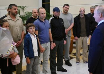 Putin recibe como héroes a los liberados en intercambio con Occidente