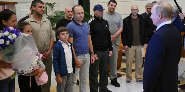 Putin recibe como héroes a los liberados en intercambio con Occidente