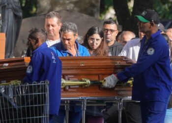 Entierran al piloto que falleció en choque de avión en Brasil en el que murieron 62 personas