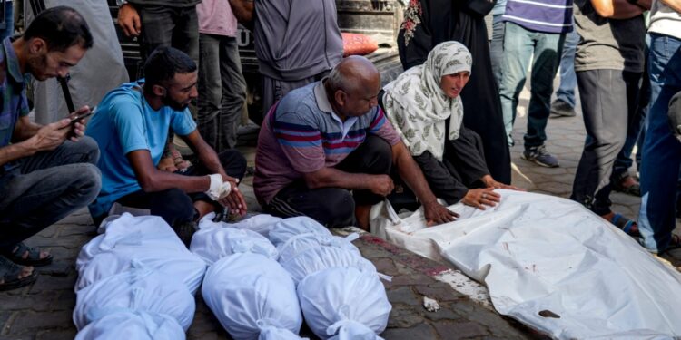 Ataques nocturnos israelíes dejan al menos 16 muertos en Gaza