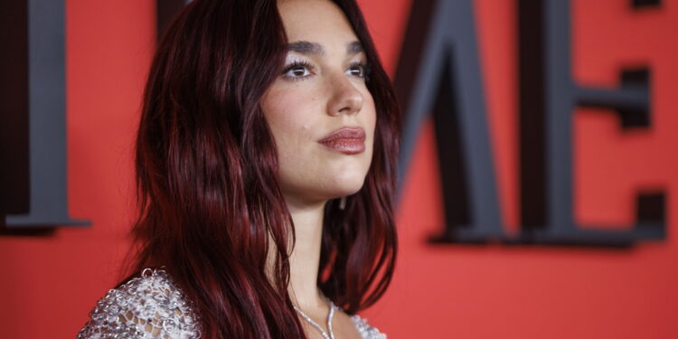 Encontraron bombas de la Segunda Guerra Mundial en la lujosa residencia de la cantante británica Dua Lipa