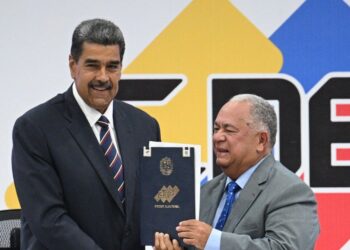 Presidente del CNE entrega documentos sobre presidenciales al Tribunal Supremo