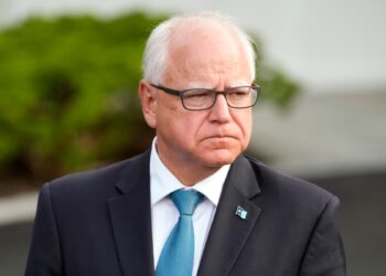 ¿Quién es Tim Walz, el gobernador de Minnesota elegido por Kamala Harris para ser su vicepresidente?