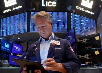 Wall Street rebota de fuertes caídas el lunes; se reducen temores a recesión