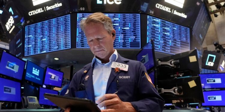 Wall Street rebota de fuertes caídas el lunes; se reducen temores a recesión