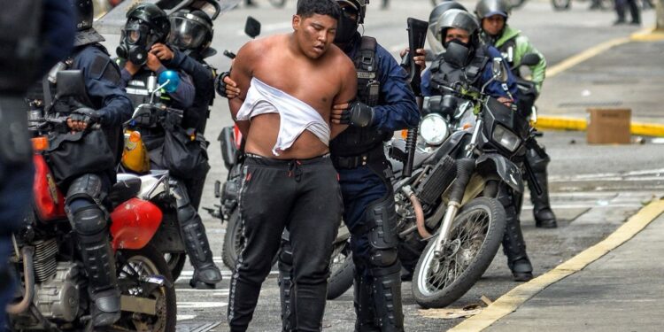 Activistas reclaman no envíen cubanos como mercenarios a Venezuela, como lo hacen con Ucrania