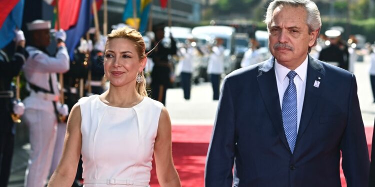 El expresidente argentino Alberto Fernández es denunciado por violencia de género