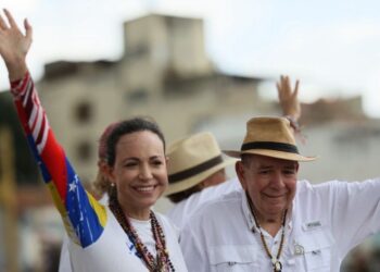 Oposición advierte de una ola migratoria si Maduro sigue en el poder por la fuerza