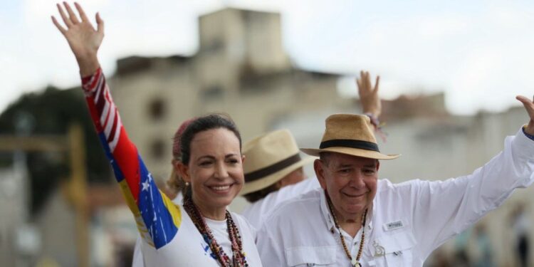 Oposición advierte de una ola migratoria si Maduro sigue en el poder por la fuerza