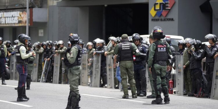 Venezuela está secuestrada por una organización criminal, denuncia periodista argentina