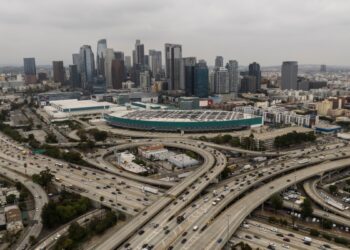 Autoridades de Los Ángeles instan a los habitantes de esta ciudad a tener presente las normas de comportamiento durante un terremoto.