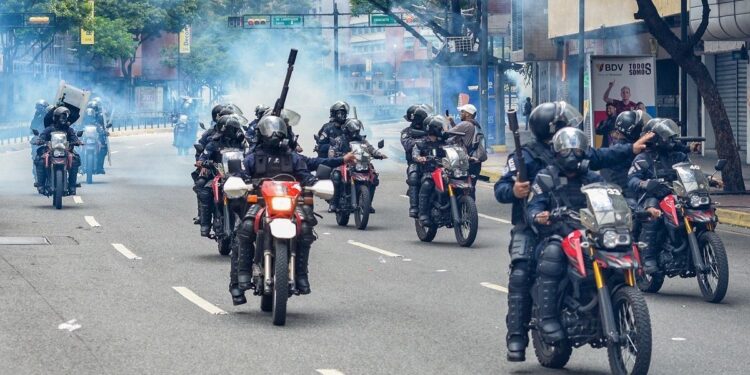 Régimen marca pauta del horror al imputar por terrorismo a 117 adolescentes, denuncia exfiscal venezolano