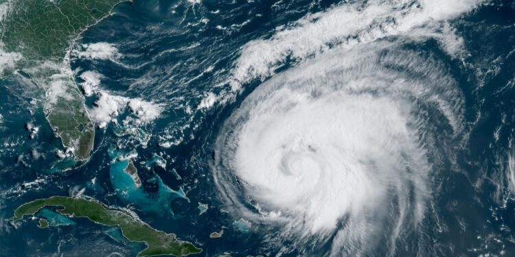 El paso del huracán Ernesto por Atlántico medio podría traer intensas lluvias durante el fin de semana a Washington DC y Nueva York