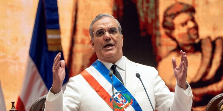 Presidente Luis Abinader rechaza postura de Leonel Fernández sobre Venezuela