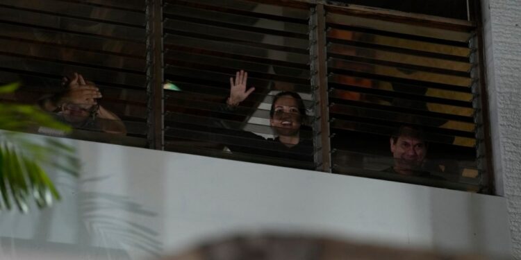 La lucha de cinco líderes opositores venezolanos desde una residencia diplomática