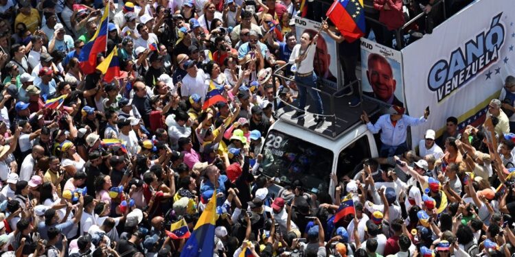 Revelan identidad del responsable de confiscar el camión que trasladaba a María Corina Machado